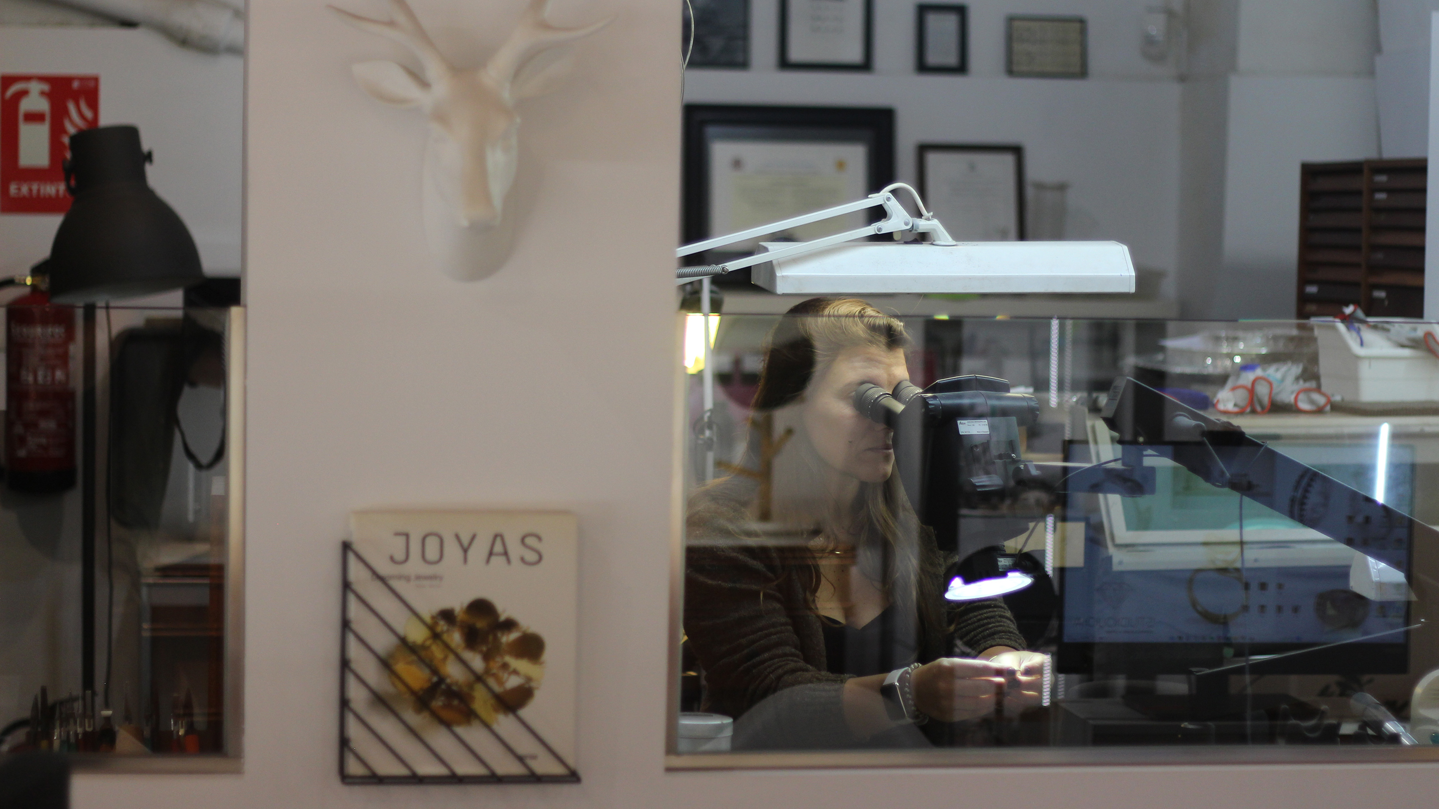 Diana working at a microscope on a jewellery piece — Studiojoia